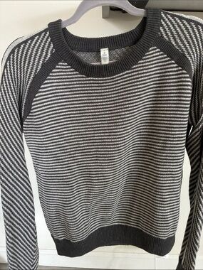 Lululemon athletica women’s striped sweater w/ thumb holes